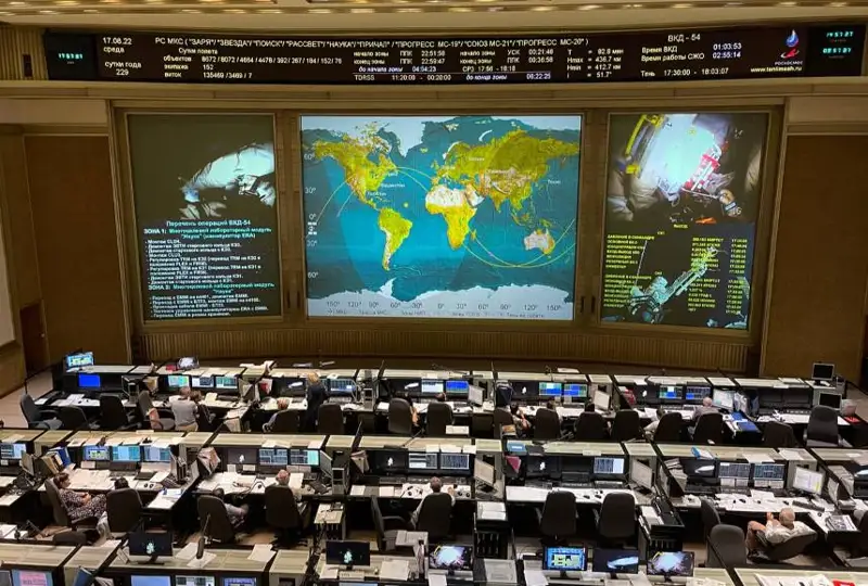 Проблемы со скафандром возникли у космонавта во время выхода в открытый космос