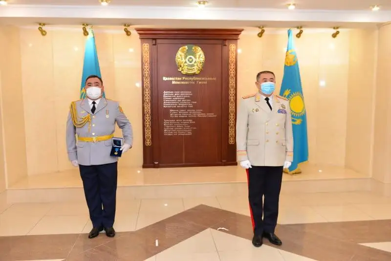 دارەتحاناعا ءتۇسىپ كەتكەن ەكى بالانى قۇتقارعان پوليتسەي ماراپاتتالدى - فوتو