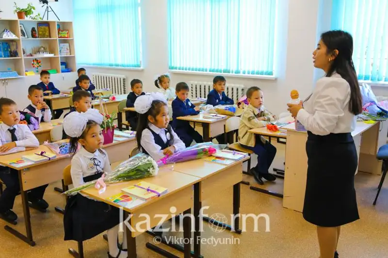 Úsh aýysymdy mektepter bes kúndik oqý formatyna kóshpeıdi – Ashat Aımaǵambetov