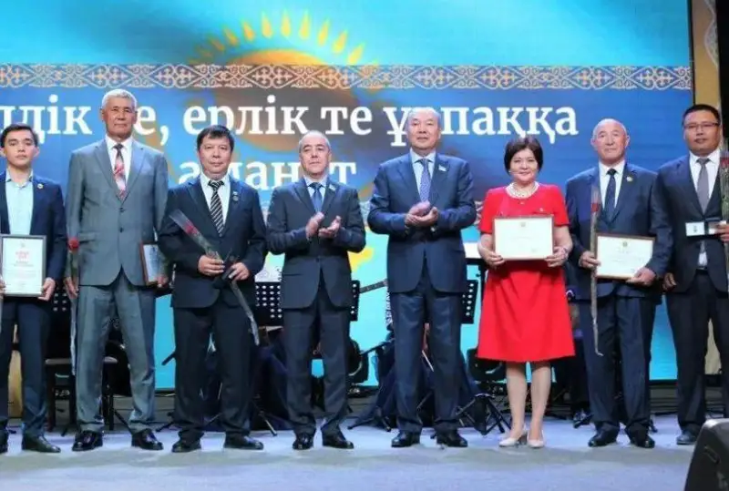 Сенаторы обсудили проведение референдума с кызылординскими студентами