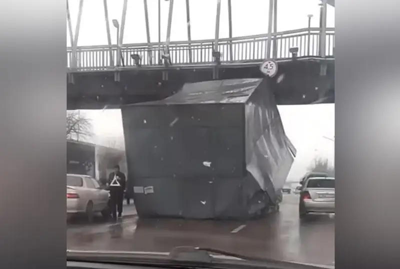 Грузовик застрял под мостом в Алматы
