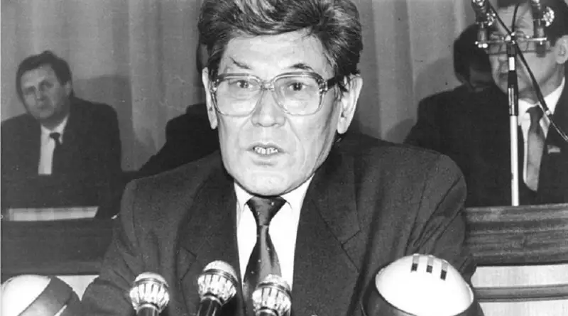 مۇحتار اۋەزوۆتى قاماۋدان قۇتقارعان جازۋشى