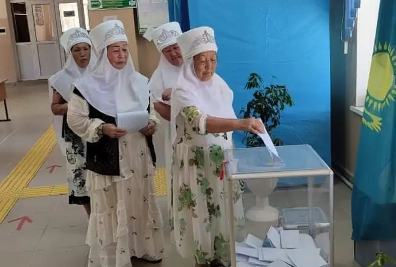 Maqtaaraldyq ájeler referendýmǵa ulttyq kıimmen keldi
