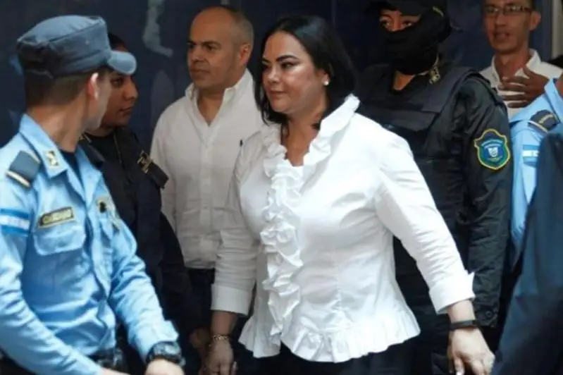 ەكس-پرەزيدەنتتىڭ ايەلىن سوت 58 جىلعا باس بوستاندىعىنان ايىردى