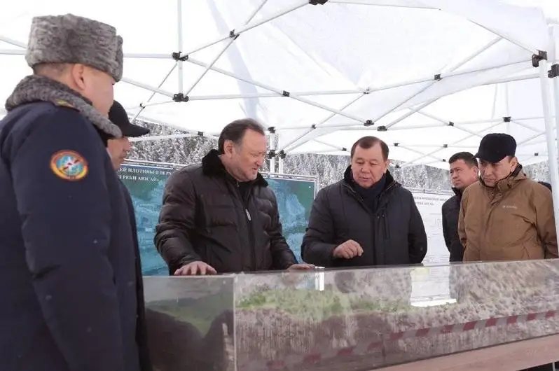 Muhtar Qul-Muhammed Úlken Almaty ózeniniń joǵarǵy jaǵyndaǵy bógettiń qurylysymen tanysty