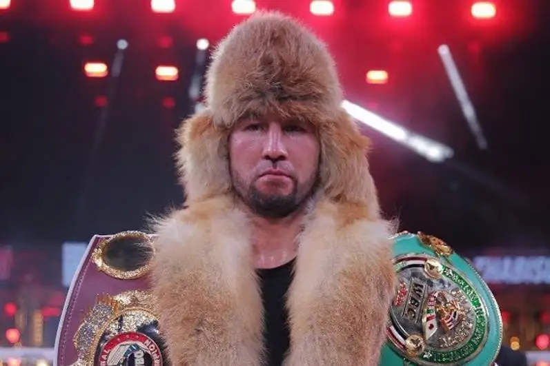 بوكسشى ايدوس ەربوسىن ۇلى كۇتپەگەن جەردەن ءۇش تيتۋل ءۇشىن رينگكە شىعاتىنىن جاريالادى