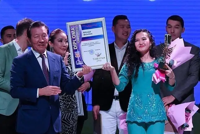 «تۇركىستان داۋىسى» ەسترادالىق ءان بايقاۋى جاس تالانتتاردىڭ جۇلدىزىن جاقتى