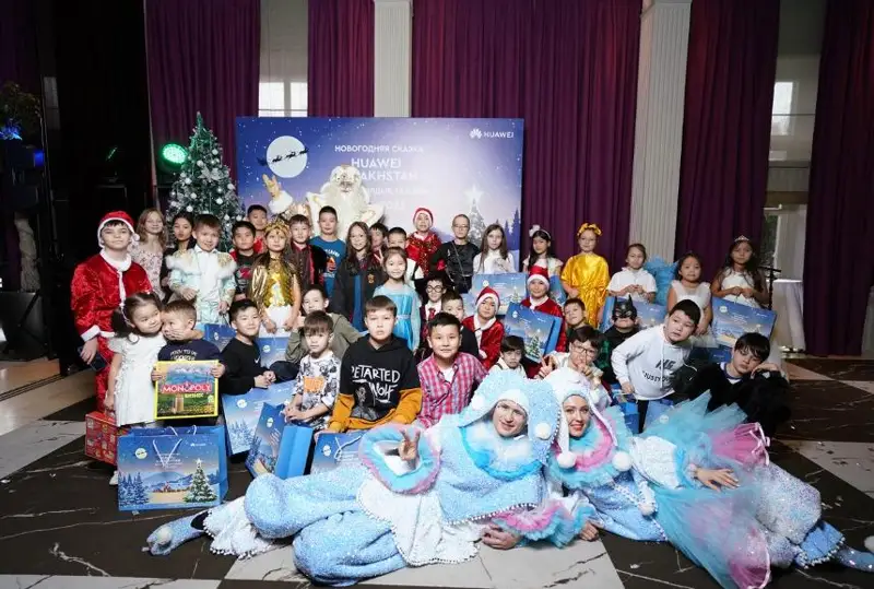 Компания Huawei провела новогодний праздник для детей Алматы