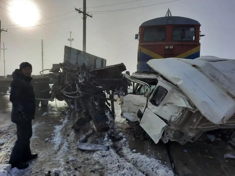Грузовик и тепловоз столкнулись в Актобе