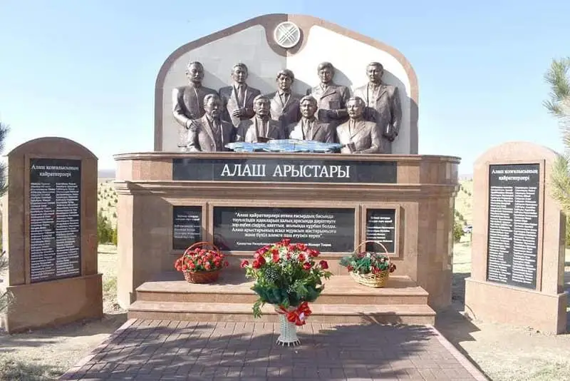 تۇركىستان وبلىسىندا قازاقتىڭ داڭىقتى پەرزەنتتەرىنە ەسكەرتكىش ورناتىلدى - فوتو