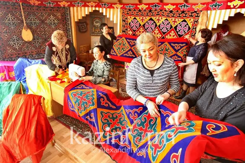 Алматылық келіншектер Гиннес кітабына енетін құрақ көрпені тігуге дайындалуда
