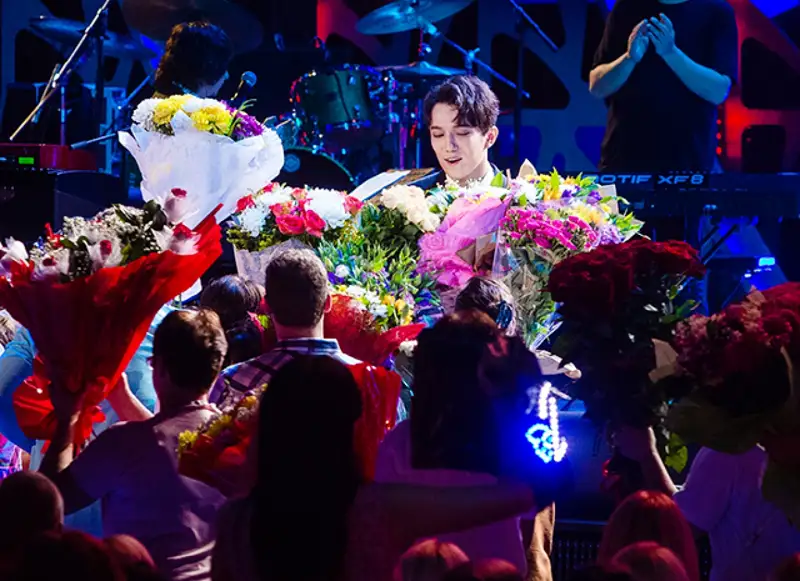 جانكۇيەرلەر سوچي اۋەجايىندا ديماشتى گۇلدىڭ استىندا قالدىردى