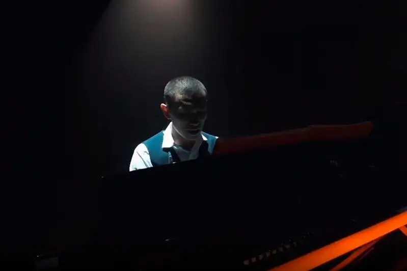 قازاقستاندىق تانىمال ازىلكەش «ءبىز بىردەيمىز» ءانىن 10 تىلدە ورىندادى