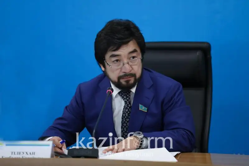 بەكبولات تىلەۋحان اسىل تۇقىمدى جىلقىلارىنىڭ قۇنىن اتادى