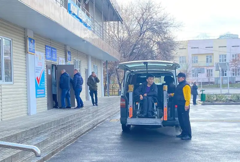 Алматыда сайлау күні мүмкіндігі шектеулі жандар үшін инватакси ұйымдастырылды