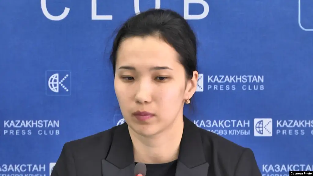 Синхронды жүзуден Қазақстан құрамасының экс-мүшесі Амина Ермаханова Алматыда өткен баспасөз мәслихатында. 1 наурыз 2017 жыл.