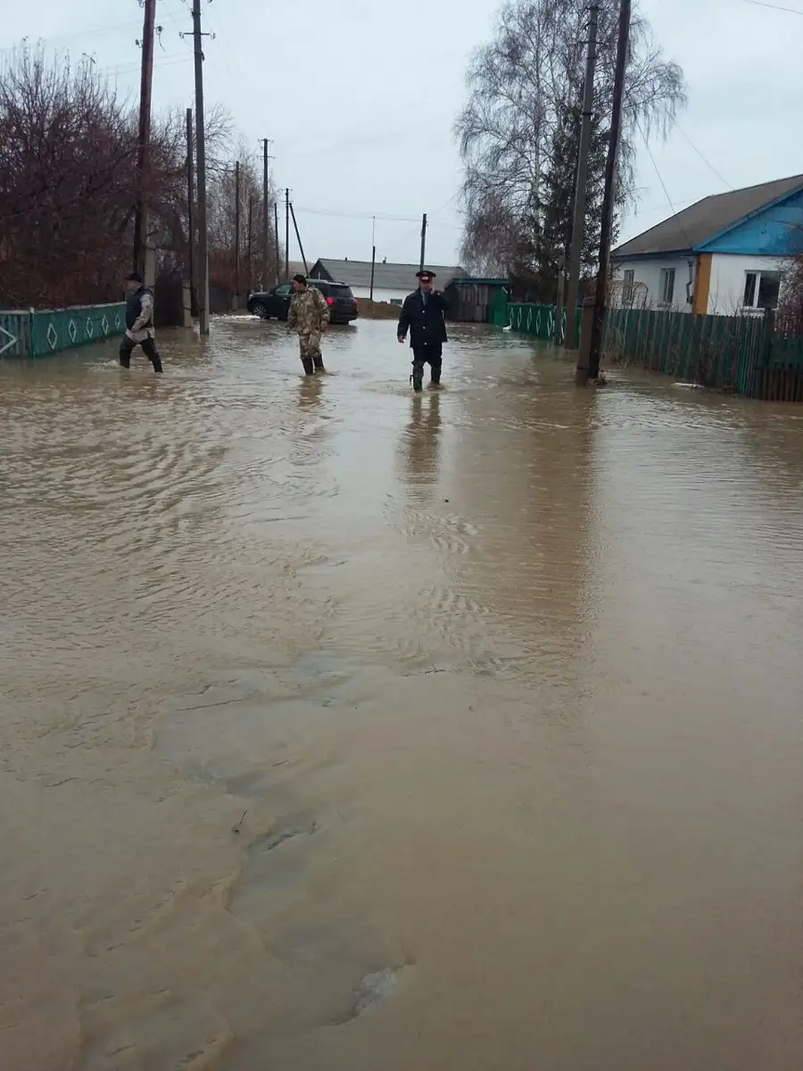 Солтүстік Қазақстанда полицейлер су шайып кеткен үйлерді тонаушылардан  күзетуде