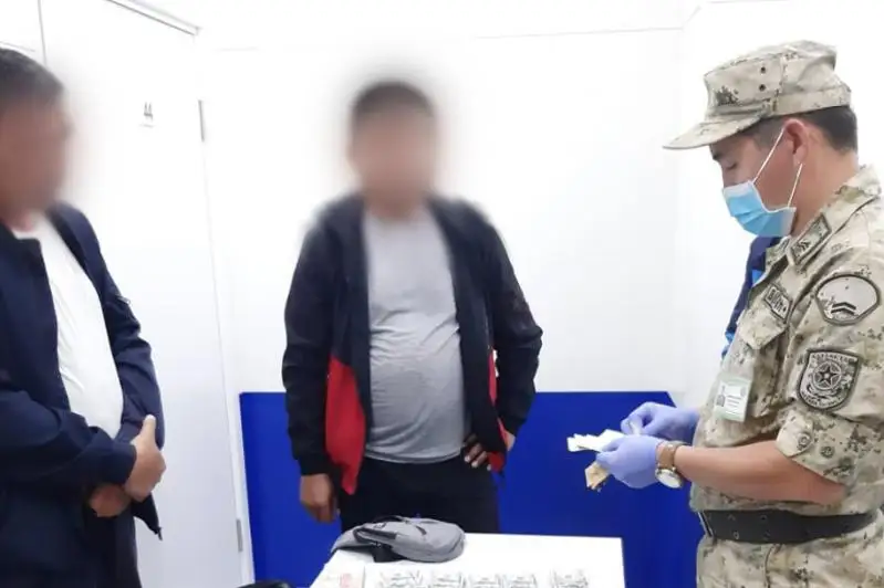 قورعاس شەكاراسىنان 50 مىڭعا جۋىق دوللارىن دەكلاراتسيادان كورسەتپەي وتپەك بولعان ازامات ۇستالدى