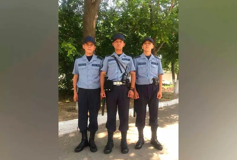 Shymkentte ulan sarbazdary tóbeleske baltamen shyqqan adamdy ustady