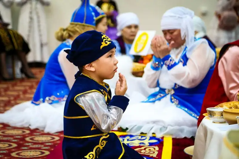 قازاق قالاي العىس بىلدىرگەن؟