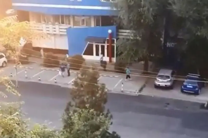الماتىدا اتىس بولىپ، ەر ادام اياعىنان جاراقاتتاندى