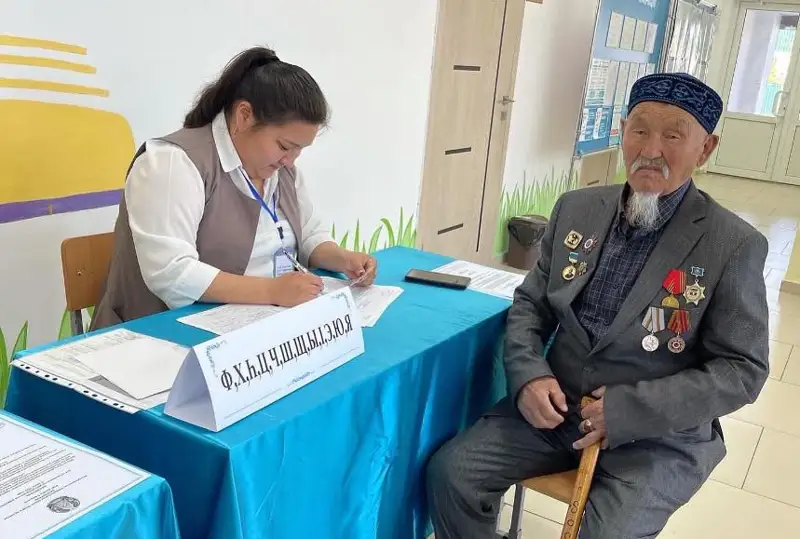 Лично принять участие в референдуме в городе Косшы пришел 97-летний ветеран ВОВ