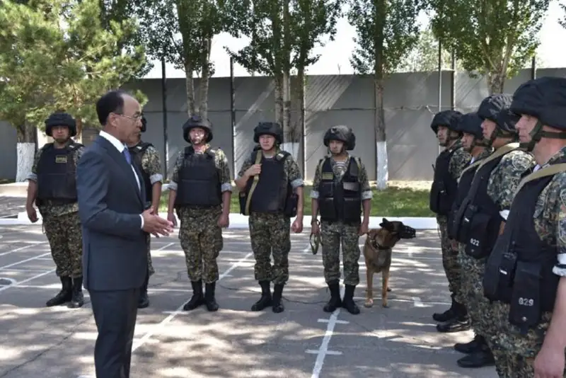 Сенатор Кайрат Кожамжаров посетил воинскую часть Нацгвардии РК в Нур-Султане