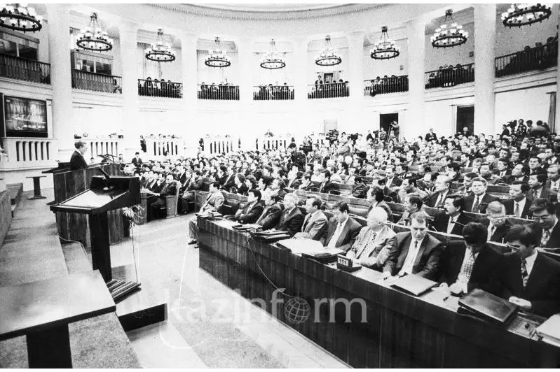 Táýelsizdik taǵdyry sheshilgen maıdan: Áıgili zań qalaı qabyldanǵan edi