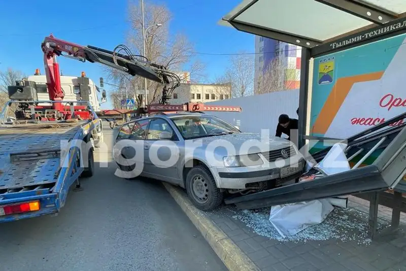 Автомобиль влетел в остановку в Уральске