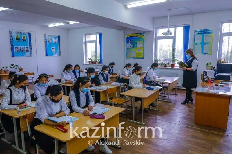 قاسىم- جومارت توقايەۆ وقۋشىلار مەن ستۋدەنتتەردى ءداستۇرلى وقۋ جۇيەسىنە قايتارۋدى تاپسىردى