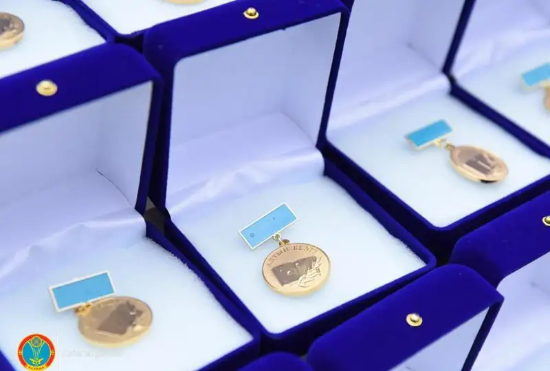 Более 300 выпускников претендуют на знак Алтын белгі в Карагандинской области