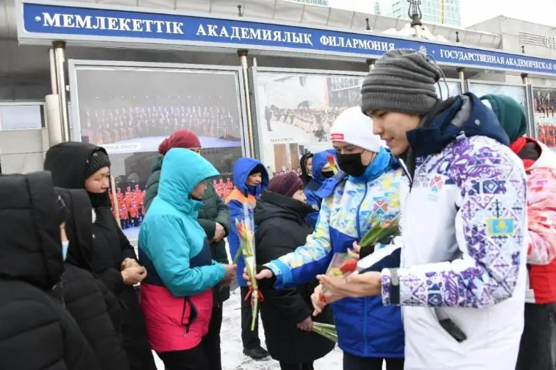 Столичные волонтеры поздравили сотрудниц коммунальных служб с 8 марта