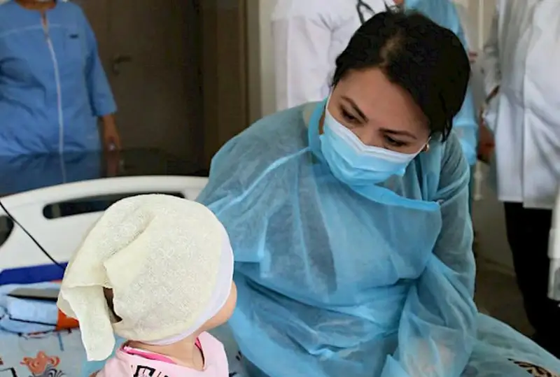 Восемь детей остаются в больницах Оша после массового пищевого отравления