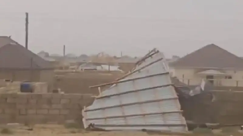 Ветер сорвал кровли и повредил газопровод в Мангистауской области