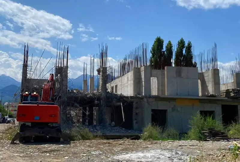 Незаконно построенный ЖК начали сносить в Алматы