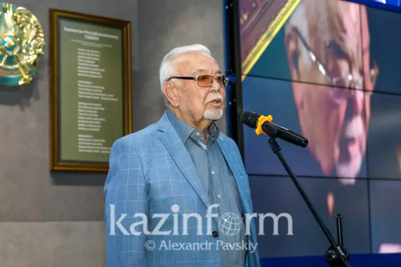 Асанали Ашимов передал в музей Алматы ряд сувениров из личной коллекции