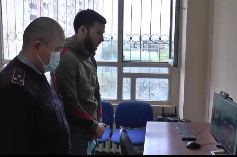 بەلگىلى ءانشى توتەنشە جاعداي رەجيمىن بۇزعانى ءۇشىن ايىپپۇل تولەيتىن بولدى