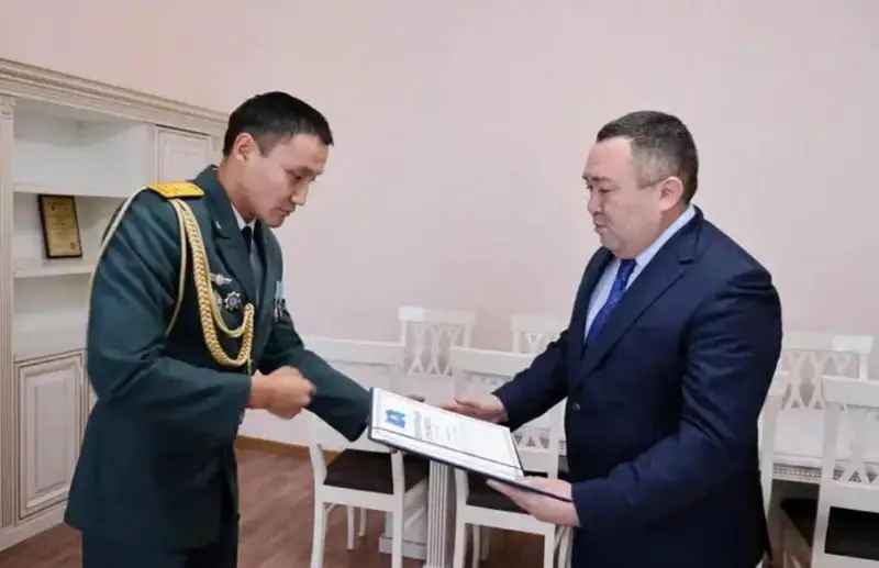 Semeıde aqaý shyqqan JEO-da kómirdi qolmen salyp shyqqan áskerıler marapattaldy