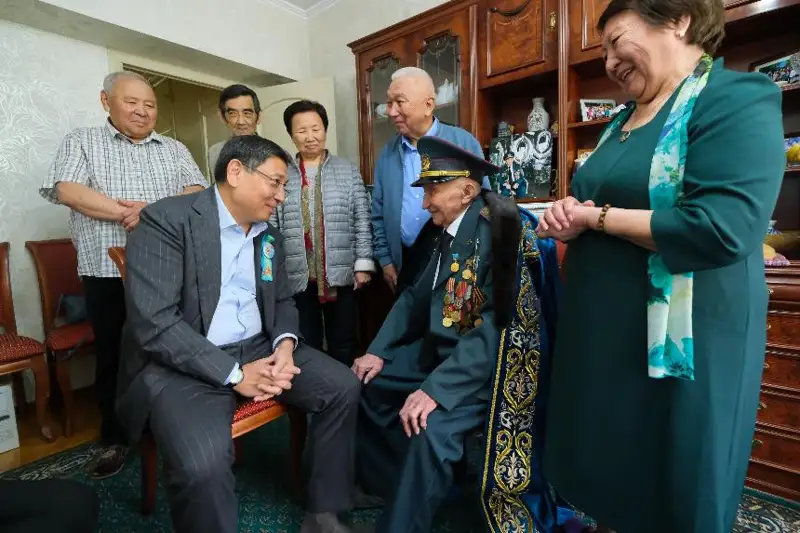 Eki jyldan keıin 100 jyldyq mereıtoıyńyzǵa kelemin - Almaty ákimi ardagerge