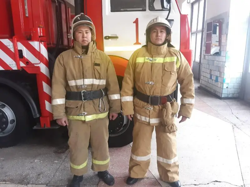 Павлодарские спасатели оказали первую помощь на балконе горящей квартиры ее хозяину