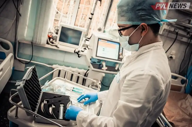 Пострадавшего при монтаже канализации в Аксу рабочего прооперировали