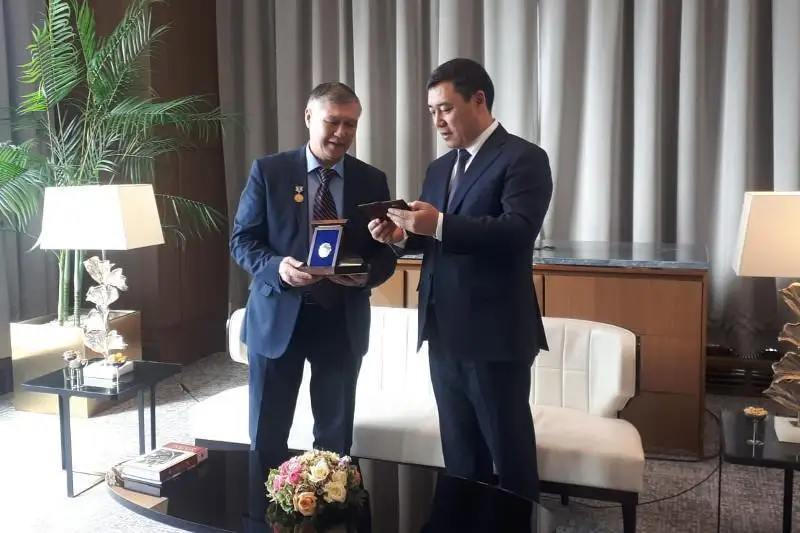 قىرعىزستان پرەزيدەنتى ماناسشى بايانعالي ءالىمجانعا «دوستىق» وردەنىن تابىستادى