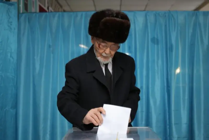 Ветеран ВОВ Курмат Рахимов принял участие в выборах Президента РК в Усть-Каменогорске