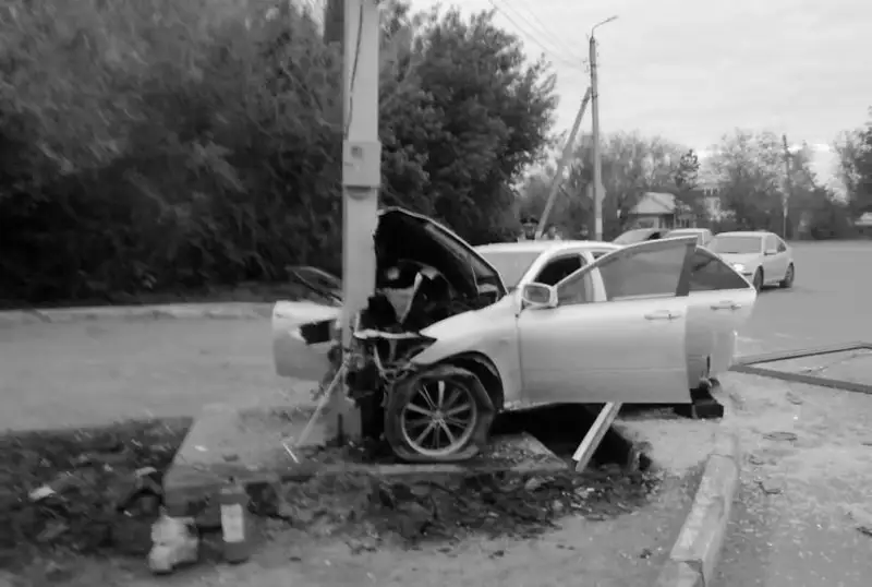 Oralda Toyota baǵanǵa soǵylyp, 20 jastaǵy qyz kóz jumdy