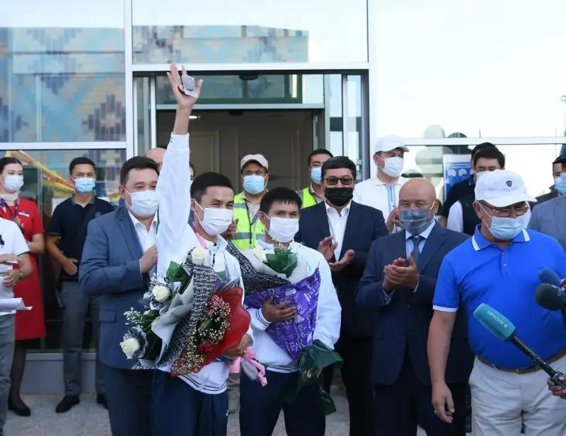 وليمپيادا جۇلدەگەرى ساكەن بيبوسىنوۆتى جەرلەستەرى قوشەمەتپەن كۇتىپ الىپ، كولىك مىنگىزدى - فوتو