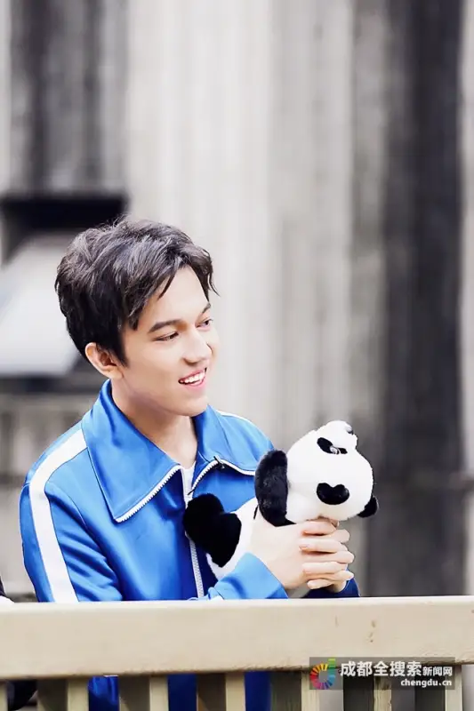 Димаш Құдайбергенов қытайлықтарға &laquo;Анаға сәлем&raquo; акапелласын шырқап берді