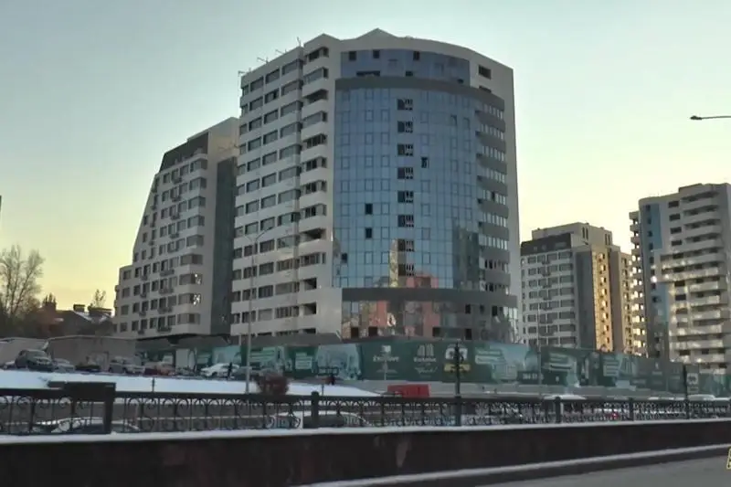 الماتىدا قۇرىلىسشى بيىكتەن قۇلاپ كوز جۇمدى