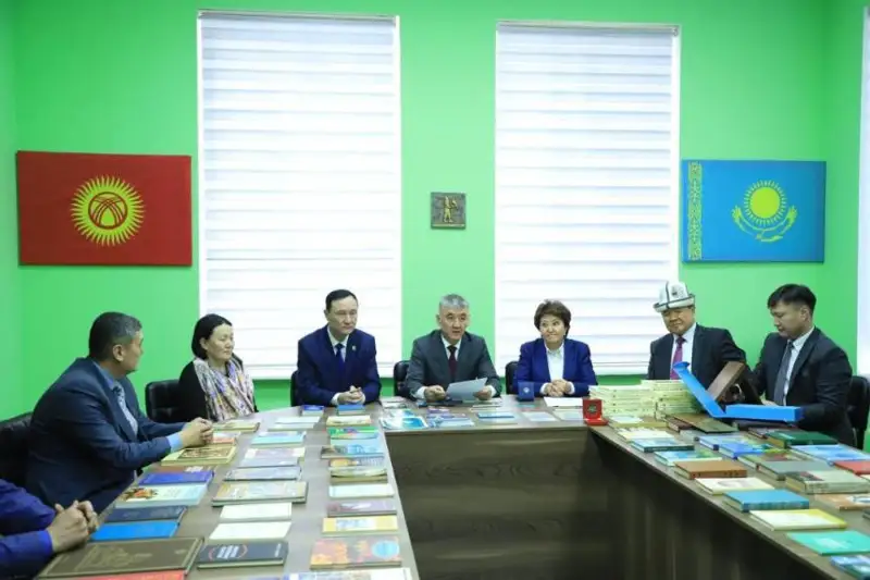 Антологию современной кыргызской поэзии на казахском языке презентовали в Оше