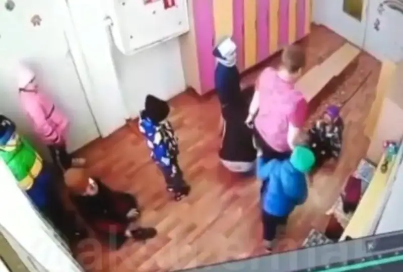 Pavlodar oblysynda balabaqshada balaǵa dene jaraqatyn salý faktisi boıynsha tekserý bastaldy