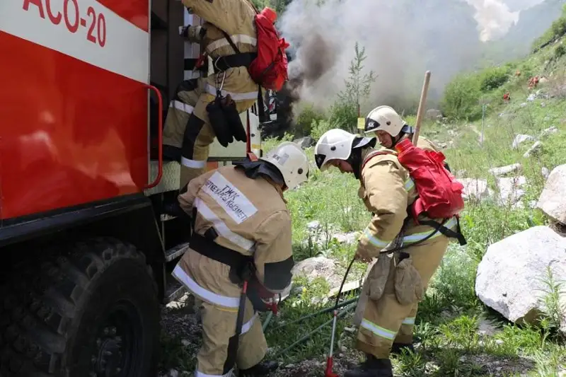 Пожарно-тактические навыки тушения огня на природе отработали спасатели Алматы